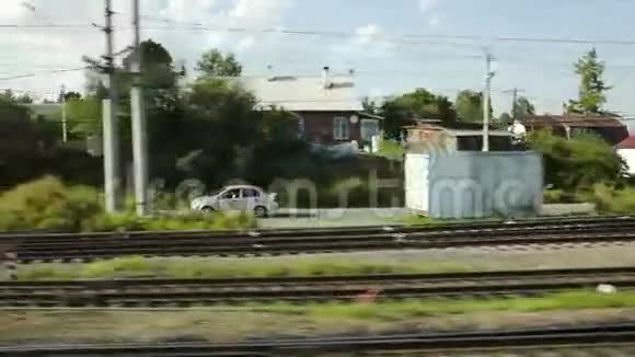 乘火车和汽车旅行视频的预览图