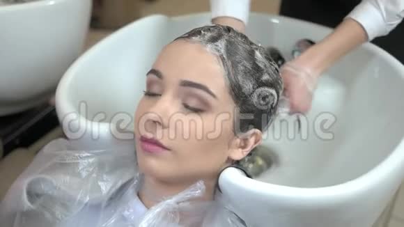 客户洗头美容师视频的预览图