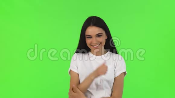 快乐的美女在绿色背景下竖起大拇指视频的预览图