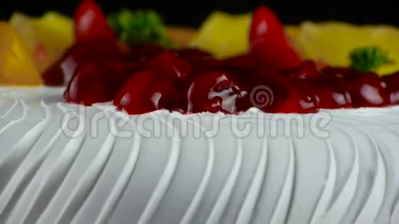 美味水果蛋糕樱桃番茄菠萝视频的预览图