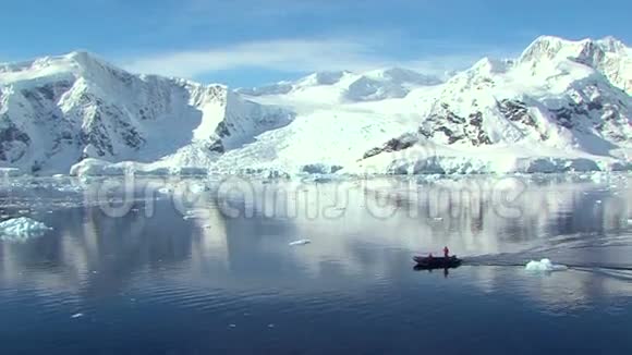 南极海洋中的小船视频的预览图