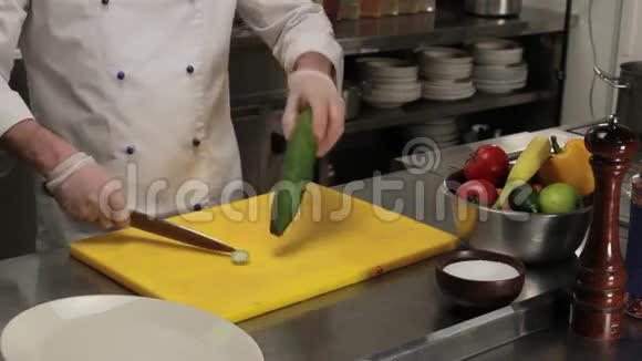厨师切黄瓜中档视频的预览图