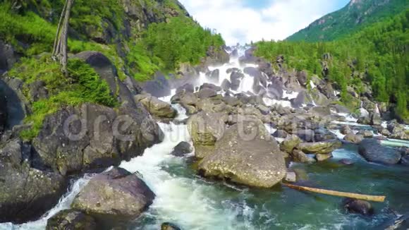 彩虹在乌恰瀑布阿尔泰俄罗斯视频的预览图