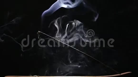 芳香棒在黑色背景上燃烧视频的预览图