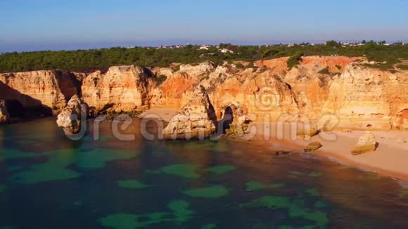 从葡萄牙萨格雷斯附近的岩石南部海岸空中视频的预览图