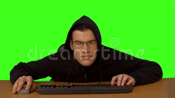 黑客在他的桌子上打字视频的预览图