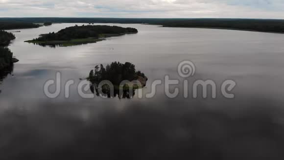 列宁格勒地区湖岛上空的空中录像视频的预览图