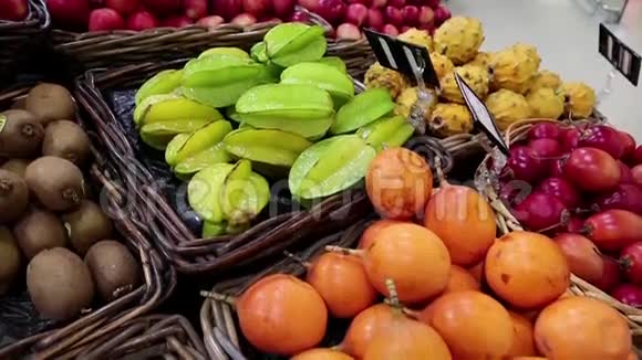 超市里新鲜的异国水果视频的预览图