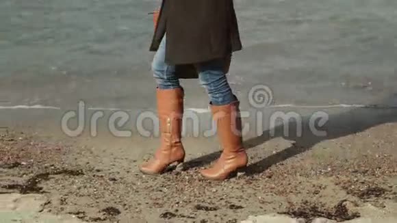 穿着棕色皮靴的女人视频的预览图