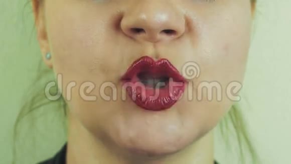 在镜头前看到嘴唇上有红色蜜汁的女人唱歌嘴巴牙齿视频的预览图