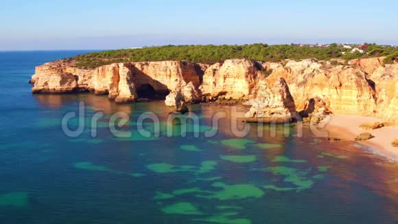 从葡萄牙萨格雷斯附近的岩石南部海岸空中视频的预览图