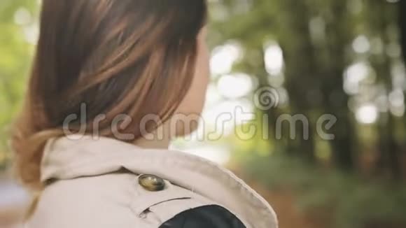 美丽的少女在五彩缤纷的秋天森林里微笑着快乐特写视频的预览图