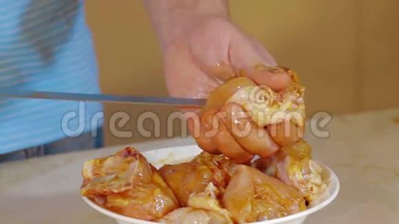 人的手在口水上刺生肉Shashlik烤肉店视频的预览图