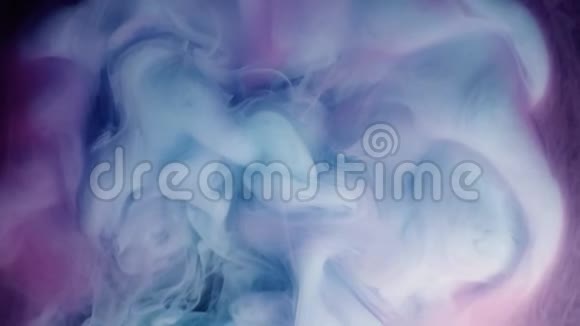 白色粉色蓝色墨水上的彩色烟雾爆炸视频的预览图