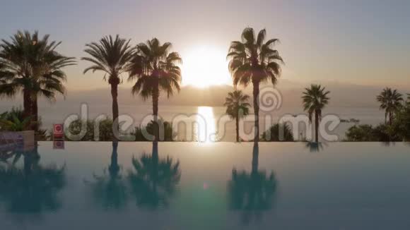 带日落的山景和游泳池视频的预览图