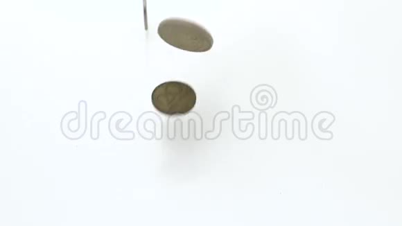 白色背景上掉落的硬币视频的预览图