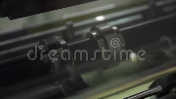 现代印刷厂的印刷机设备视频的预览图