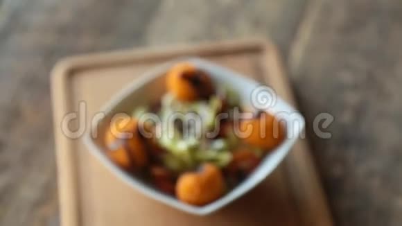 木制桌子上有蔬菜和蔬菜的沙拉视频的预览图