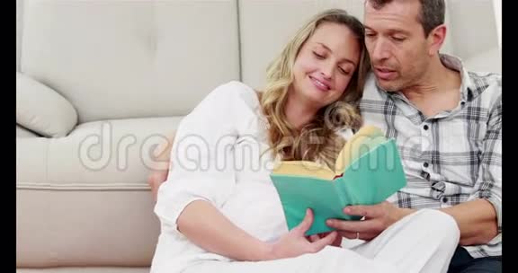 丈夫和怀孕的妻子一起读书视频的预览图