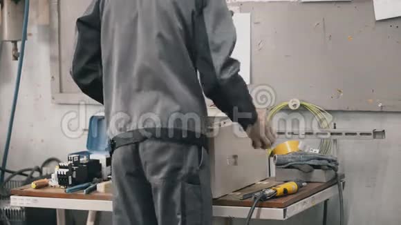 厂家男技术员安装电工钢视频的预览图