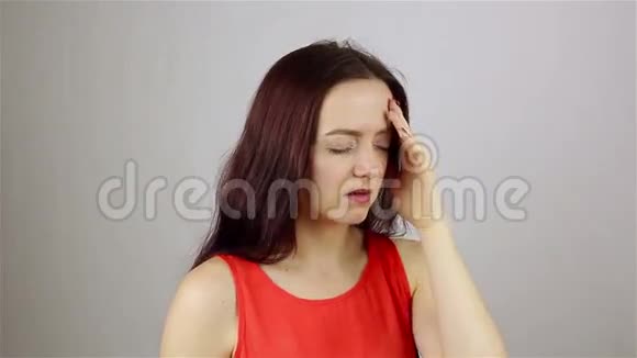 一位年轻漂亮的女士头痛工作压力过大视频的预览图