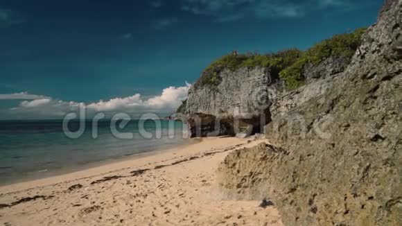 在悬崖前的白色海滩被遮挡巴厘岛盖格海滩视频的预览图