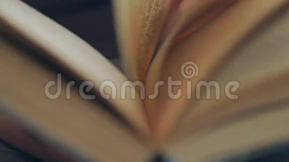 这本书的读者在阅读时手指在书页上移动视频的预览图
