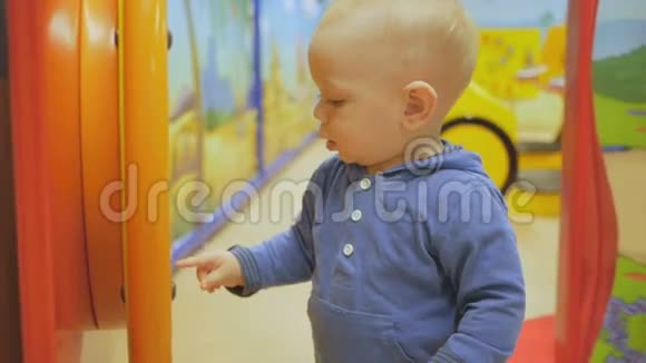一个男孩在一个大型购物中心的休闲中心玩耍许多有趣的教育游戏吸引宝宝视频的预览图