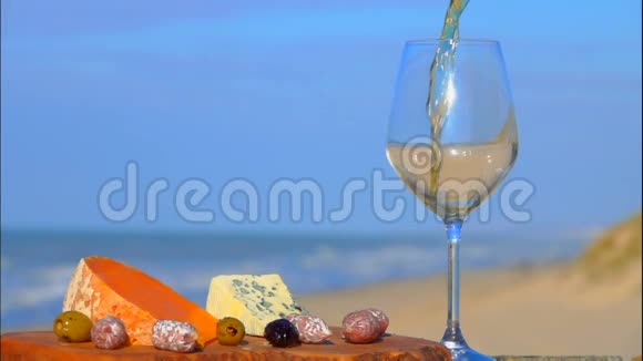 在大西洋海岸野餐提供奶酪和葡萄酒视频的预览图