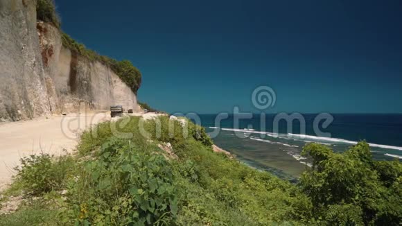 梅拉斯蒂石灰石悬崖俯瞰海洋昂加桑巴厘岛视频的预览图