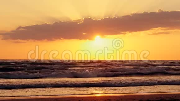 海滩上美丽的日落海浪海岸视频的预览图