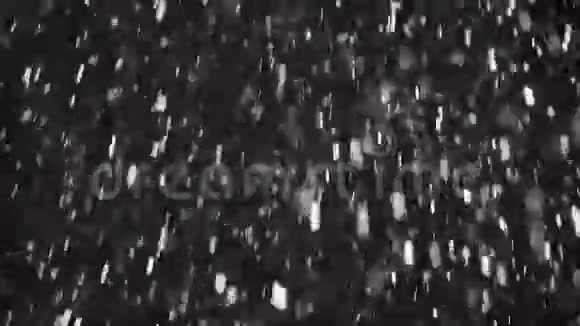 从夜空落下的许多毛茸茸的雪花视频的预览图