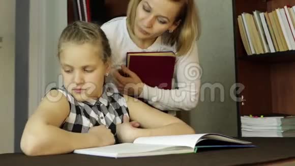 妈妈帮女儿做作业女生上课视频的预览图