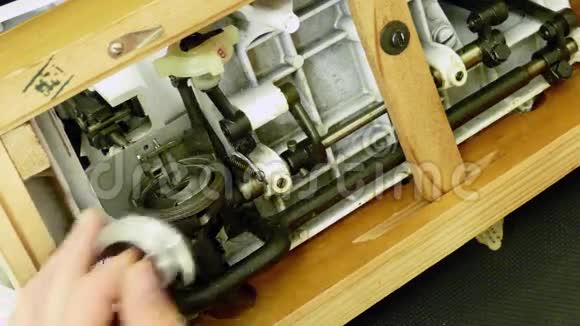 老式缝纫机内部传动视频的预览图