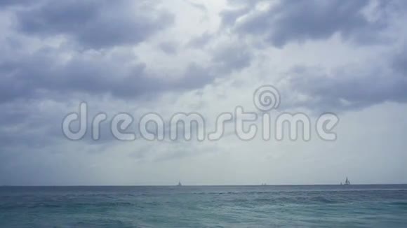 海上漂浮的帆船的景色视频的预览图