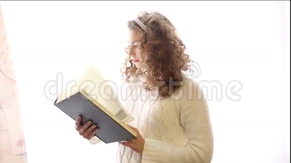 女孩在窗边看书视频的预览图