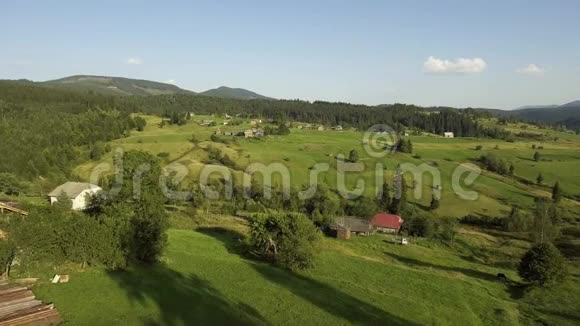 山中小村庄的景观鸟瞰视频的预览图