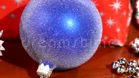 礼品盒圣诞和新年玩具球视频的预览图