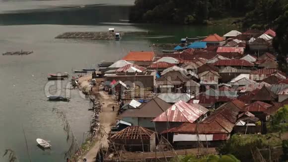 巴图尔湖东岸传统特伦延村街景视频的预览图