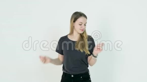 白色背景的年轻舞女快乐视频的预览图