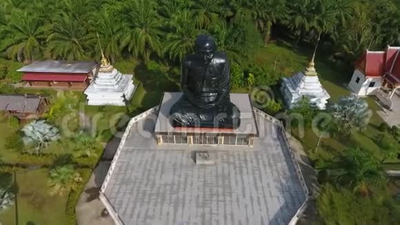 佛寺黑僧像在奉加省广受欢迎的旅游场所空中无人机景高清视频的预览图