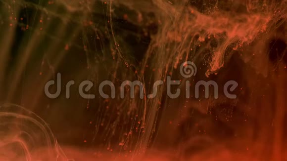 橙色颜料墨水在黑色背景下以缓慢的运动在水中扩散带有暗云旋转和抽象烟雾视频的预览图