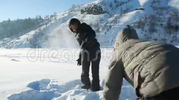 可爱的一对成年人在雪地里玩耍视频的预览图