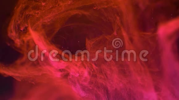 红色油漆油墨在黑色背景下以缓慢的运动向水中扩散墨云流动烟雾抽象视频的预览图