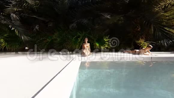 美丽的游泳池有洗澡的人在一个失落的热带岛屿上晴朗的晴天现实的三维动画视频的预览图