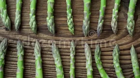 生园芦笋茎木制背景上的新鲜绿色春季蔬菜视频的预览图