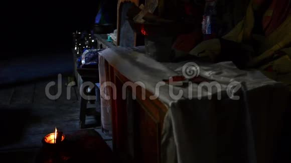 在拉达希古寺内燃烧的蜡烛视频的预览图