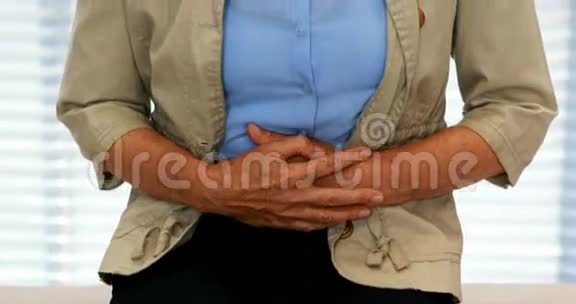 老年妇女胃痛视频的预览图