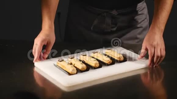糖果手在糖果店或糕点店熟练地制作烹饪杰作生产食品工业视频的预览图