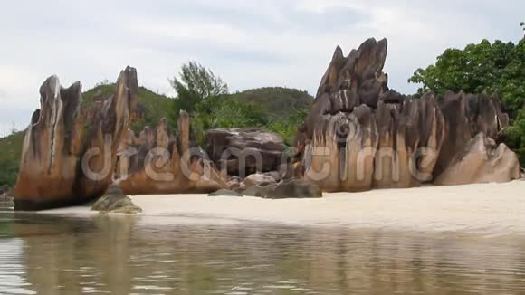 沙滩和岩石塞舌尔居里乌斯岛视频的预览图